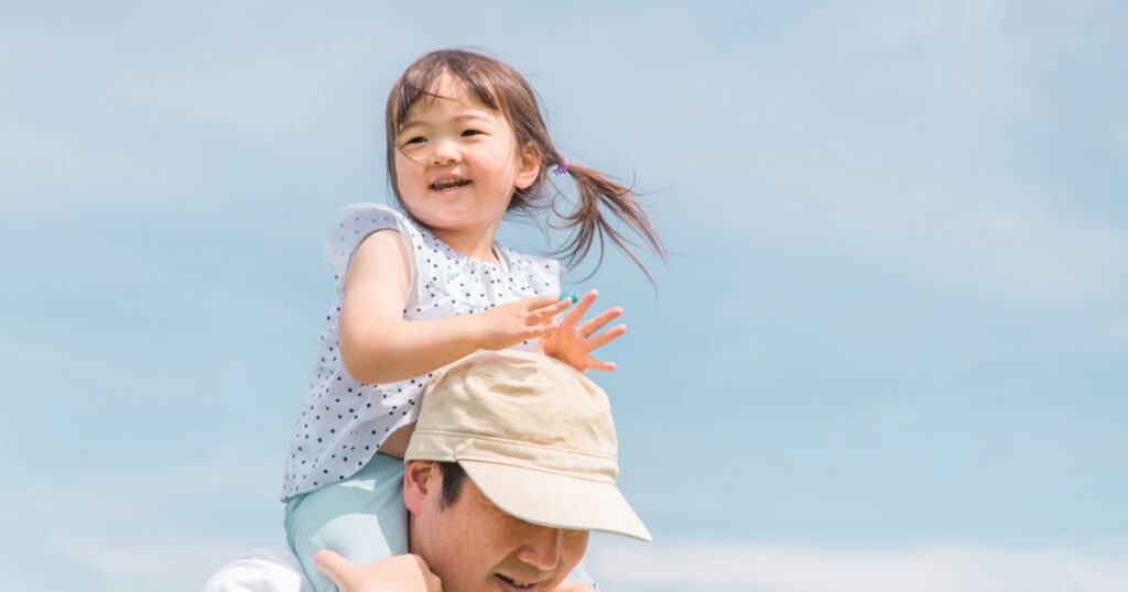 父親に肩車される子供の姿