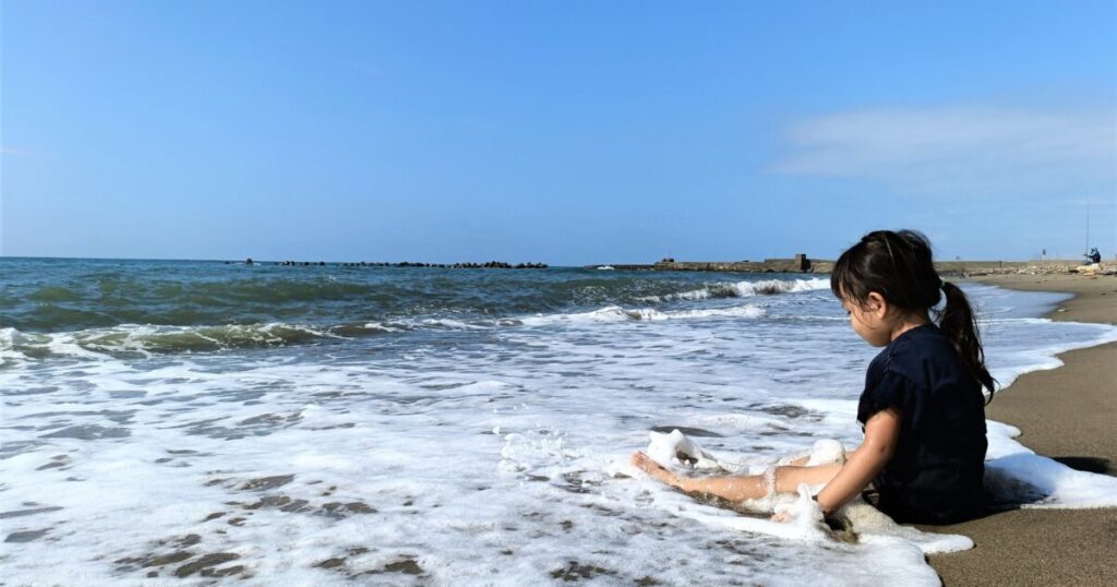 浜辺で遊ぶ子供のイメージ